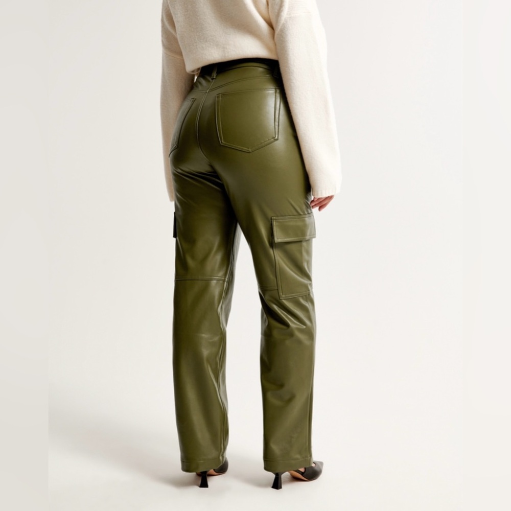 NWOT Abercrombie & Fitch Curve Love 30/10 Vegan Leather Cargo 90s Relaxed Pant - Picture 4 of 9